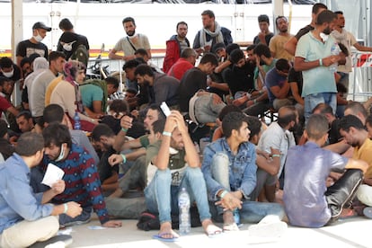 Algunos de los 674 migrantes rescatados de un pesquero a la deriva, este domingo, en el puerto de la ciudad sicialiana de Messina.