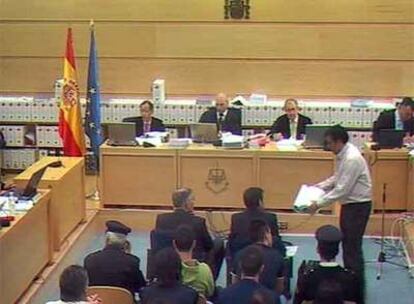 El comisario José Cabanillas (sentado a la izquierda en la primera fila), durante su declaración.