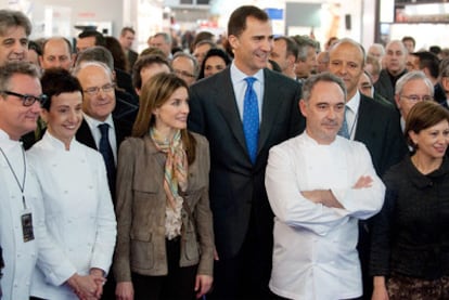 Y los príncipes, junto a los chefs Ferran Adrià y Carme Ruscalleda, el presidente Montilla y otros asistentes a Alimentaria.