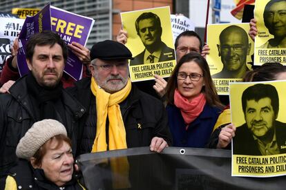 Desde la izquierda, los 'exconsellers' catalanes y dirigentes independentistas Antoni Comin, Lluis Puig y Meritxell Serret participan en una concentración frente a la sede de la Comisión Europea en Bruselas en apoyo a los líderes independentistas catalanes.