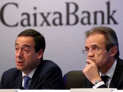 El presidente de CaixaBank, Jordi Gual (drch) y el consejero delegado, Gonzalo Gortazar, en la presentaci&oacute;n de resultados de 2016. REUTERS/Albert Gea