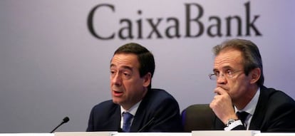 El presidente de CaixaBank, Jordi Gual (drch) y el consejero delegado, Gonzalo Gortazar, en la presentaci&oacute;n de resultados de 2016. REUTERS/Albert Gea