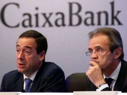 El presidente de CaixaBank, Jordi Gual (drch) y el consejero delegado, Gonzalo Gortazar, en la presentación de resultados de 2016. REUTERS/Albert Gea