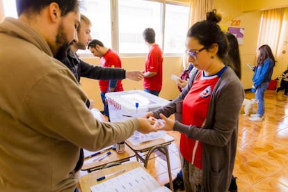 Una militante del Partido Nacional vota en las primarias del pasado julio.