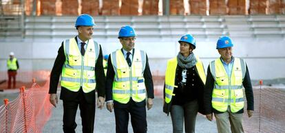 Moix, Bartomeu, Susila Cruyff y el alcalde de Sant Joan Despí, Antoni Poveda, en el nuevo estadio Johan Cruyff.