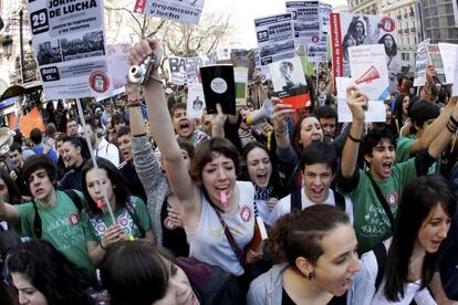 Estudiantes madrileños, durante la manifestación a la altura de la Puerta de Alcalá de Madrid