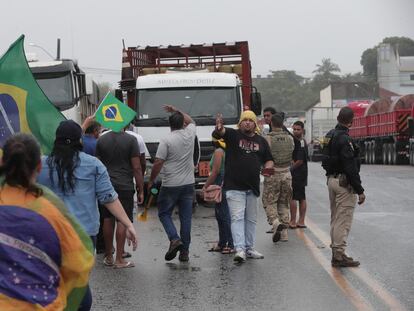 Grupos de camioneros bloquean una carretera, este martes en Río de Janeiro.