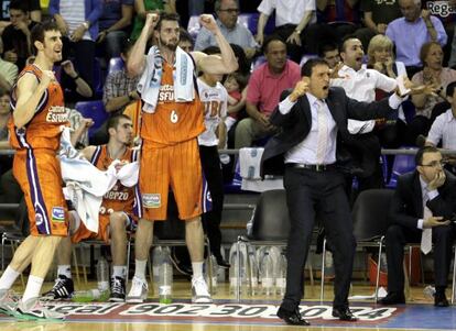 Los jugadores del Valencia Basket celebran la victoria sobre el Barcelona en el segundo encuentro de las semifinales