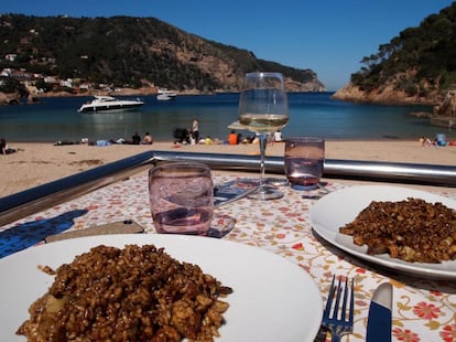 Toc al mar, Begur (Girona)

La especialidad de este restaurante en Aiguablava: pescado salvaje –doradas, pargos, corvinas, sargos…– sobre brasas de encina. También las utilizan para cocinar sus arroces y fideos, sólo disponibles al mediodía y para un mínimo de dos personas. La reina de la carta, el arroz caldoso de langosta roja del cabo de Begur, tiene un precio acorde a su estatus.