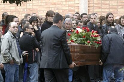 Varias personas trasladan el féretro de una de las cuatro víctimas de la riada del domingo en Onda.