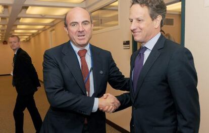 Guindos habla con el secretario del Tesoro de EE UU, Timothy Geithner, el s&aacute;bado en Washington.