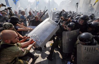 Opositores de la reforma constitucional se enfrentan a la policía ucraniana ante el Parlamento en Kiev (Ucrania).