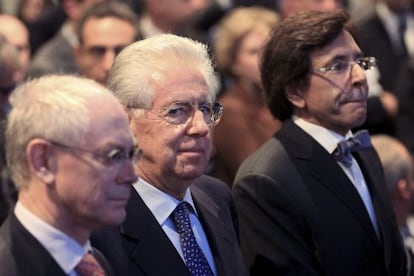Elio di Rupo, Mario Monti y Herman Van Rompuy, hoy, en Bruselas.