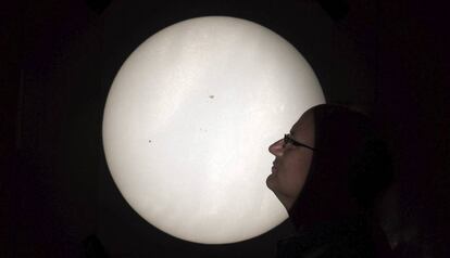 Un hombre observa la imagen del tránsito de Mercurio por delante del Sol en el Instituto de Astrofísica de Potsdam (Alemania).