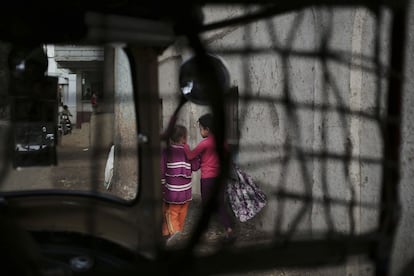 Niñas egipcias vistas a través de un 'tuk tuk' (triciclos habilitados como taxis) , mientras caminan por una calle de Dierb Biqtaris, en las afueras de la ciudad Aga en Dakahliya, al noreste de El Cairo, Egipto.