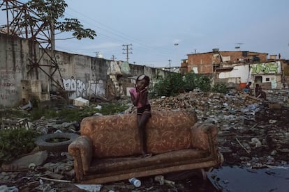 <p>Una niña posa en un montón de basura de la favela Vila do Metrô. Mangueira, Río de Janeiro, Brasil.</p>
<p>Contra el telón de fondo de una crisis económica que ya viene de tiempo atrás, provocada principalmente por la corrupción que alcanza a todos los niveles de la política nacional y por el aumento del desempleo (14 millones de parados, lo cual representa el 13,6% de la población activa), muchos habitantes de Río de Janeiro siguen viviendo en la miseria.</p>
