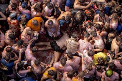 Per a la 'batalla vermella', ja s'han venut 22.000 entrades, segons ha informat l'organització en un comunicat. A la imatge, participants a la Tomatina de Bunyol, el 26 d'agost del 2015.