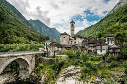 Lavertezzo está situado en el valle de la Verzasca, en el cantón Tesino, y es conocido como Vertezz entre la gente de la zona. Entre sus atractivos destacan el puente de piedra de Salti y la iglesia de Santa María de los Ángeles (ambos en la foto).