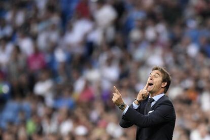 El entrenador del Real Madrid Julen Lopetegui da instrucciones a sus jugadores.