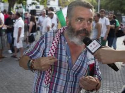 Juan Manuel Sánchez Gordillo, alcalde de Marinaleda (Sevilla) y diputado andaluz de IU, respondiendo a las preguntas de una cadena de televisión China esta tarde.