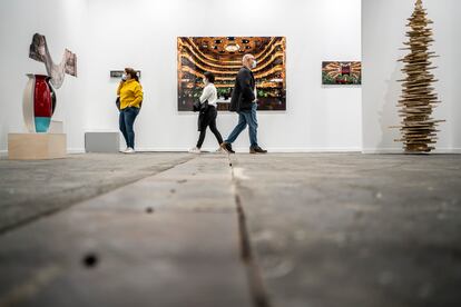 Fotografías de Eugenio Ampudia expuestas en el estand de la galería Max Estrella de la feria Estampa.