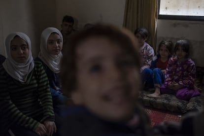 Los hijos de Taher Ali y Samira Abdala en su casa en la que viven con otras 22 personas en Trípoli. Los Ali son sirios, llegaron a Trípoli en 2013 huyendo de la guerra en su país. Sobreviven como pueden. Los niños no van a la escuela, se queja el padre, “aquí sustituyen los estudios por trabajo” dice el cabeza de familia.
