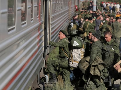 Reclutas rusos alistados en la primera movilización subían a un tren rumbo a Ucrania en la estación de Prudbói, Volgogrado, el 29 de septiembre.