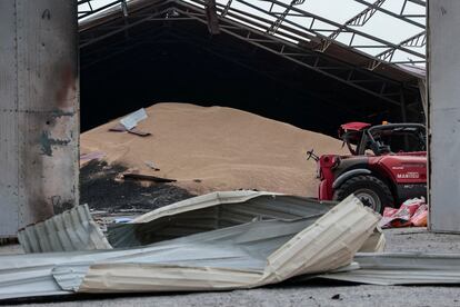 Cereales en un silo dañado después de ser bombardeado repetidamente, en la región de Donetsk, el 31 de mayo pasado.