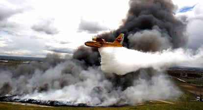 l cementerio de neumáticos ubicado en los términos municipales de Seseña (Toledo) y Valdemoro (Madrid), que acumula miles de toneladas de ruedas, arde desde esta madrugada y ha provocado una densa humareda visible en las comunidades de Castilla-La Mancha y Madrid, que han activado el nivel 1 del plan de emergencia, el 13 de mayo.