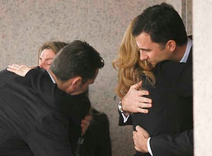 Los Príncipes de Asturias reciben el abrazo de los Duques de Palma en el Tanatorio de la Paz.