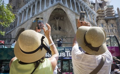 Lo revela el Barómetro semestral del Ayuntamiento de Barcelona presentado este viernes, que coincide con la mitad del mandato de la alcaldesa Ada Colau. En la imagen, dos turistas fotografían la Sagrada Familia.