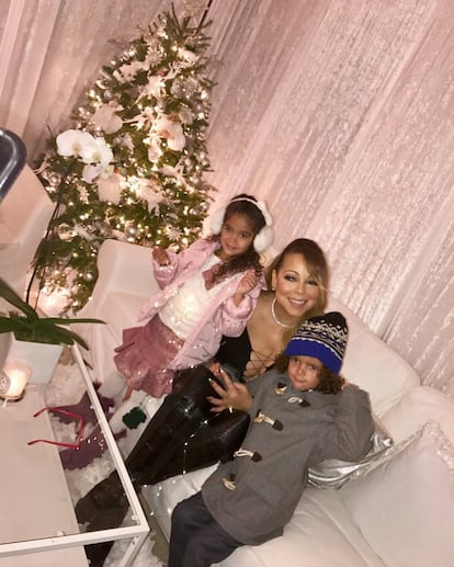 Días antes, la cantante Mariah Carey mostró como en épocas navideñas cambia la decoración de sus camerinos, e incluso se monta su propio árbol de Navidad. En la imagen, junto a sus hijos Moroccan Scott y Monroe Cannon.