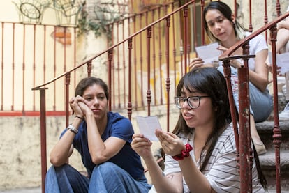 Mujeres leen cartas anónimas en la librería Niña Oscura en Ciudad de México el 3 de junio.