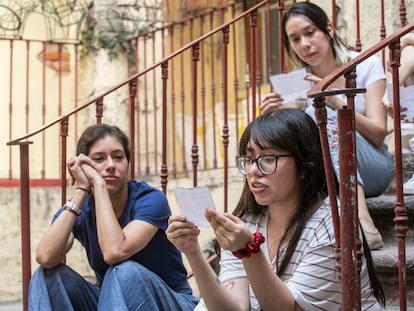 Mujeres leen cartas anónimas en la librería Niña Oscura en Ciudad de México, el pasado 3 de junio.