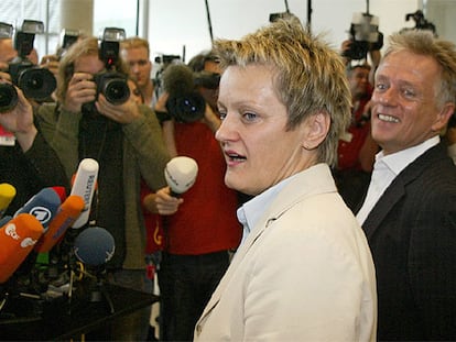 La ministra de Agricultura alemana, Renate Kuenast, anuncia su renuncia junto al ex jefe de su partido Fritz Kuhn.