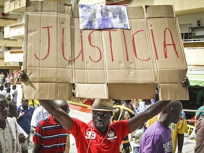 Compatriotas del senegalés muerto en una redada en Salou protestando.