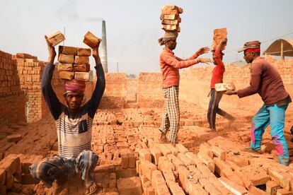 Cuatro hombres trabajan en un horno de ladrillos en Narayanganj (Bangladesh).