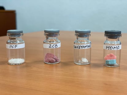 Pequeñas muestras de algunas drogas sintéticas en la brigada de estupefacientes de la Policía Nacional. Desde la izquierda, PCP, 2CB, metanfetamina y MDMA.