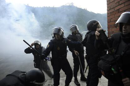 Policías se cubren de los ataques de los mineros en el Sotón,Oviedo.