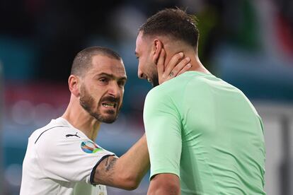 Bonucci celebra con Donnarumma la victoria contra Bélgica.