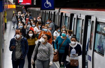 Usuaris del metro de Barcelona amb mascareta.