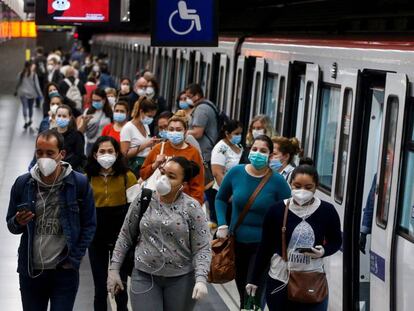 Usuaris del metro de Barcelona amb mascareta.