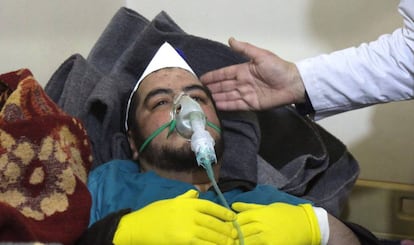 Un hombre recibe tratamiento después de un supuesto ataque con gas sarín en Jan Sheijun el pasado abril.