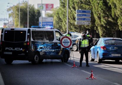 Varios policías vigilan en un control en la avenida de los Poblados con la A-42 de salida de Madrid, esta mañana.