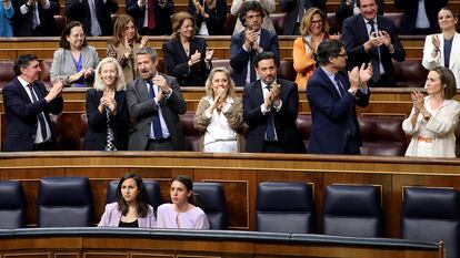 Diputados del PP aplauden la aprobación de la reforma de la 'ley del solo sí es sí'; en primer término, las ministras Ione Belarra e Irene Montero.