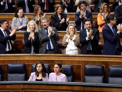 Las ministras Ione Belarra e Irene Montero, en el Congreso, solas en la bancada del Gobierno mientras los diputados del PP aplauden la reforma de la ley del sí es sí.