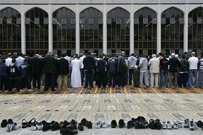 Numerosos fieles musulmanes asistían ayer a la oración de los viernes en la mezquita de Regent&#39;s Park, el principal templo musulmán de Londres.