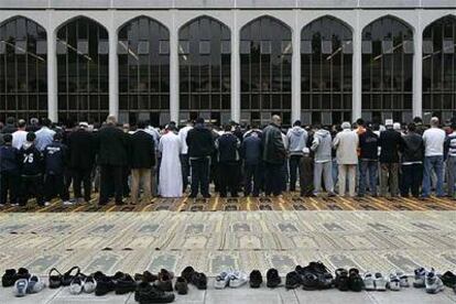 Numerosos fieles musulmanes asistían ayer a la oración de los viernes en la mezquita de Regent's Park, el principal templo musulmán de Londres.