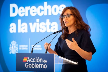 La ministra de Sanidad, Mónica García, durante la presentación de la propuesta de ayudas a la compra de gafas o lentillas. 