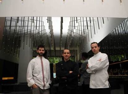 De izquierda a derecha, Ernesto Malasaña, José Luis Carabias y Miguel Díaz, <i>chefs </i>del restaurante sevillano Gastronium.